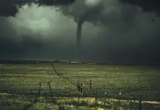 Ciel orageux au-dessus d'un paysage agricole