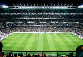 Stade de football avec tribunes partiellement vides