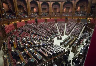 Drapeaux de l'Union européenne devant un bâtiment institutionnel