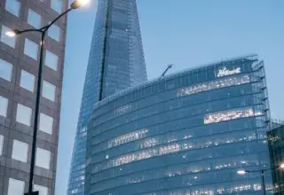 Immeuble de bureaux moderne, symbole du secteur des services numériques