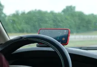 GPS et applications de navigation Waze en voiture