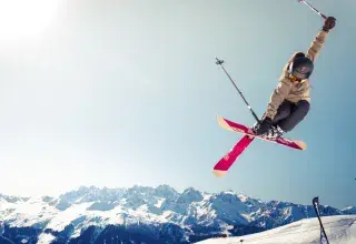 Vue panoramique des Dolomites italiennes enneigées, site des épreuves alpines des JO 2026