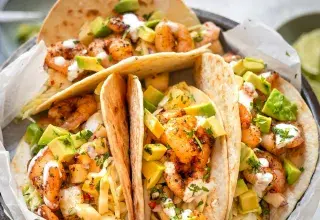 French tacos avec frites et garniture généreuse dans une galette de blé