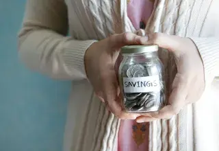 Épargne retraite dans un bocal en verre