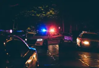 Véhicules de police garés sur un parking