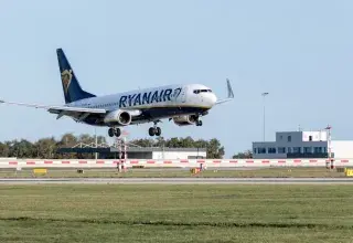 Un avion de ligne Ryanair sur le tarmac d'un aéroport