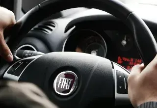 Véhicule Fiat circulant en journée