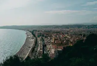 Vue aérienne du littoral de Nice et de la Côte d'Azur, destination prisée pour l'immobilier de prestige