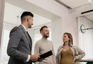 Un couple consulte un conseiller pour son projet entrepreneurial