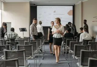 Professionnels lors d'une conférence dans un bureau moderne discutant de formation