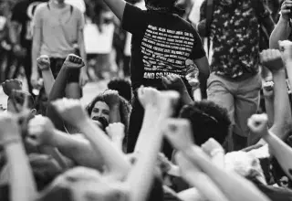 Ambulance en mission humanitaire dans un contexte de crise