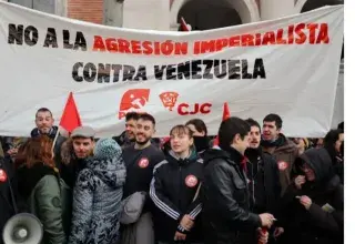 Manifestation à Madrid devant l'ambassade des États-Unis contre l'opération américaine au Venezuela