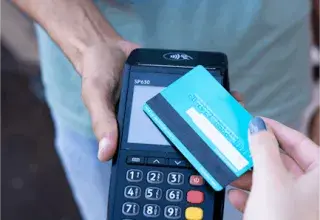 Paiement sans contact par carte bancaire, symbole de la transition numérique des entreprises