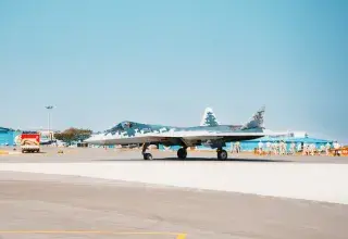 Un chasseur furtif Su-57 stationné sur une piste d'aérodrome militaire
