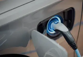 Borne de recharge pour véhicule électrique branchée à une voiture