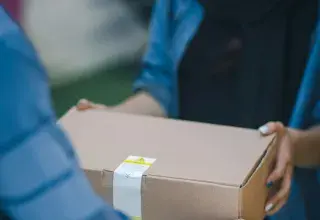 Colis et paquets empilés dans un centre de distribution logistique