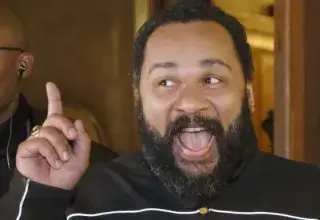 Illustration des Epstein Files révélant des échanges entre Ariane de Rothschild et Jeffrey Epstein concernant Dieudonné