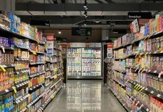 Rayon de supermarché avec des produits alimentaires et promotions