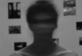 Visage brouillé symbolisant les deepfakes et la manipulation numérique