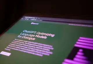 Écran d'ordinateur affichant l'interface de ChatGPT, outil d'intelligence artificielle utilisé par les étudiants