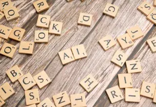 Lettres en bois formant le mot AI sur une surface texturée