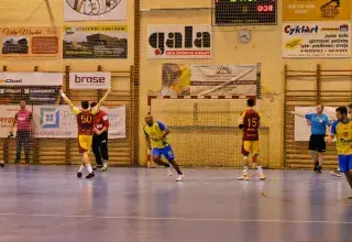 Joueurs de handball en pleine action lors d'un match en salle
