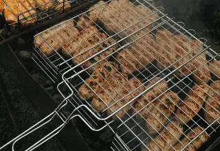 Saucisses et viande grillant sur un barbecue