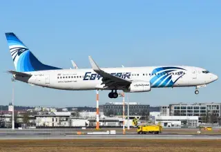 Un avion de ligne en vol dans un ciel bleu