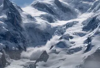 Avalanche de neige dévalant une pente montagneuse