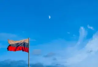 Drapeau russe flottant au vent, symbole des tensions géopolitiques actuelles