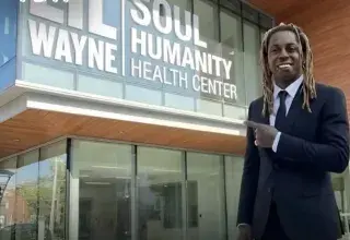 Lil Wayne, rappeur américain engagé dans la philanthropie et le soutien aux communautés vulnérables