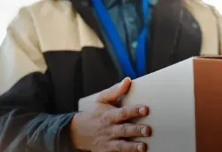 Illustration pour l'article: "On ne pourra plus mentir en disant qu'on n'a pas reçu le colis" : face aux retours frauduleux, les e-commerçants font appel à la technologie