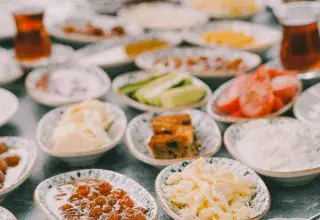 Table garnie de plats traditionnels pour un repas d'iftar