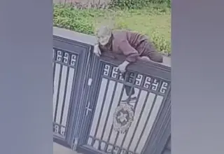 Une femme âgée de 92 ans escalade un portail métallique de plus de 2 mètres pour s'échapper de sa maison de retraite en Chine