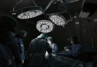 Une équipe de médecins dans un bloc opératoire