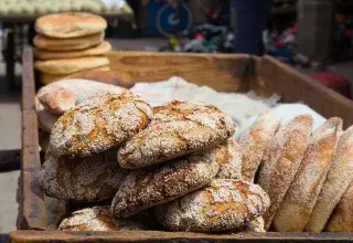 Pain artisanal doré à la croûte croustillante, symbole de la boulangerie traditionnelle française