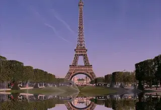 La tour Eiffel se reflétant dans l'eau, symbole de la France première destination touristique mondiale
