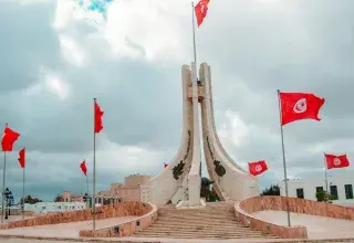 Drapeaux sur un pont en béton marron en plein jour
