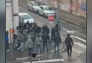 Scène de rue à Lyon après l'agression mortelle de Quentin Deranque, militant identitaire de 23 ans