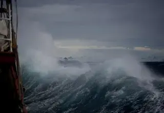 Vague immense déferlant en plein jour illustrant la puissance de la tempête Pedro