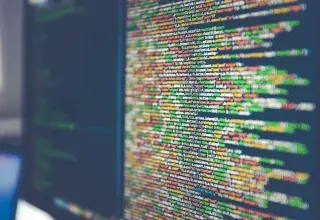 Lignes de code informatique sur un écran, illustrant une fuite de données numériques