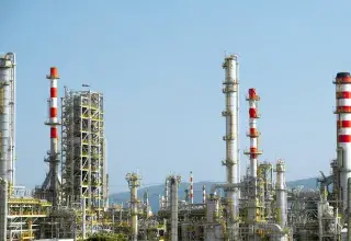 Raffinerie industrielle avec des tuyaux rouges et blancs