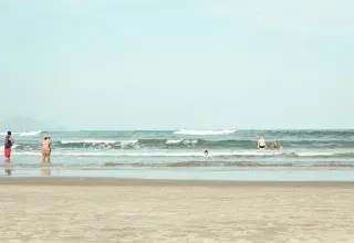 Vue ensoleillée d'une plage française accueillant des familles