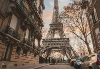 Tour Eiffel sous un ciel bleu