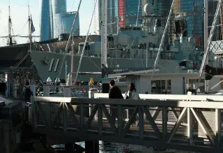 Navires de guerre modernes symbolisant l'évolution technologique militaire