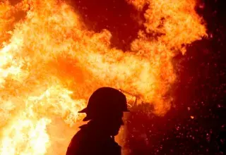 Un pompier intervenant sur un incendie