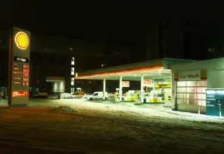 Station-service de nuit avec de la neige au sol