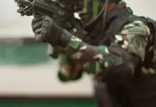 Soldat en tenue de camouflage avec équipement militaire illustrant l'IA de défense