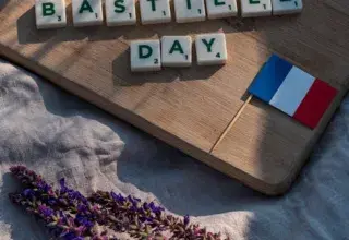 Tableau en bois avec texte Fête Nationale, drapeau français et lavande