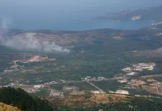 Vue aérienne de fumée s'élevant des collines lors d'incendies en Grèce